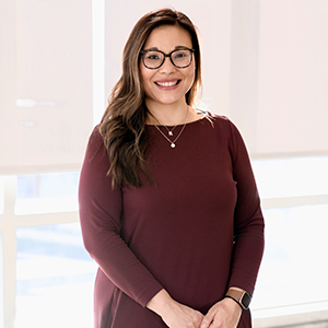 Headshot of Lynn Hern&aacute;ndez wearing a maroon dress